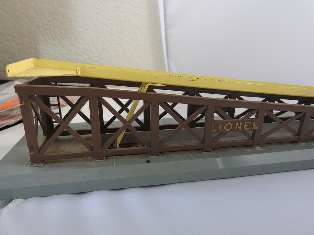 Lionel No. 362 Operating Barrel Loader - 5