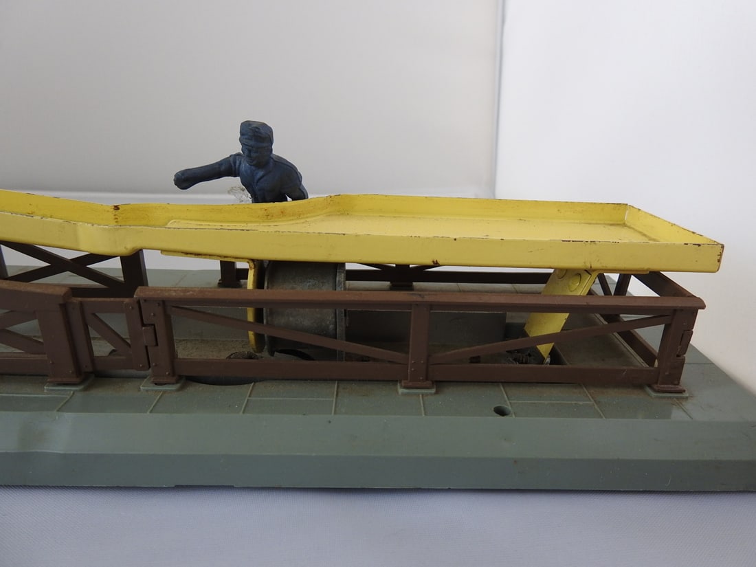 Lionel No. 362 Operating Barrel Loader - 6