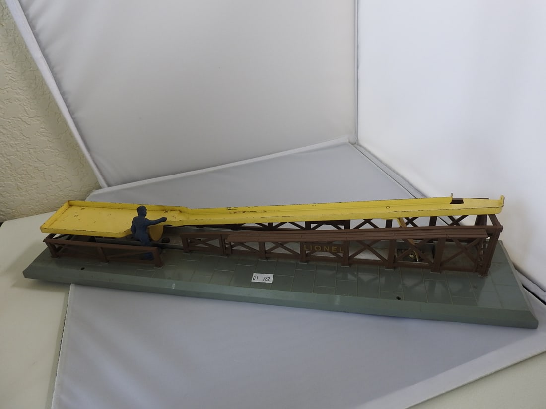 Lionel No. 362 Operating Barrel Loader with Reference Books (1 of 10)