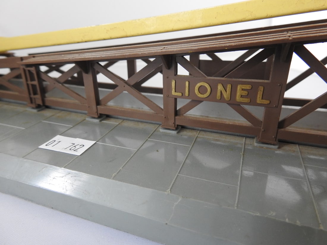 Lionel No. 362 Operating Barrel Loader - 2