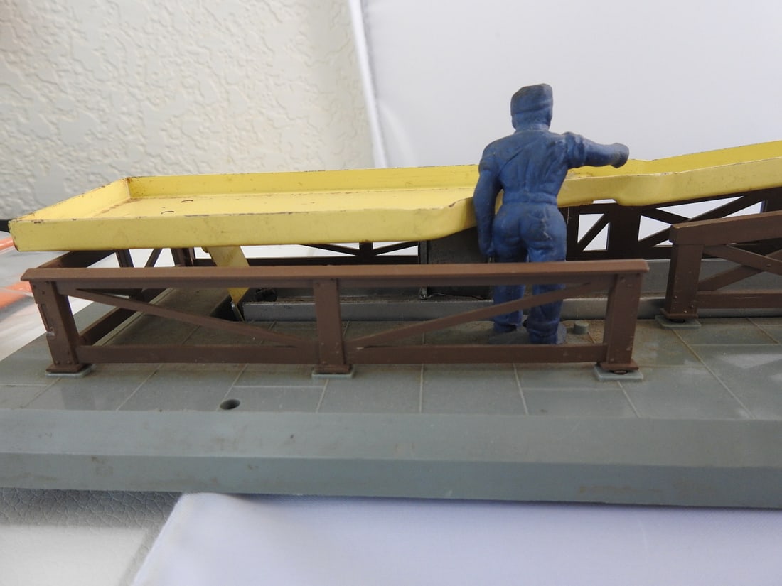 Lionel No. 362 Operating Barrel Loader - 3