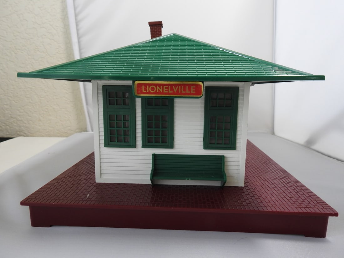 Lionel No. 132 Illuminated Station with Automatic Train Control - 2