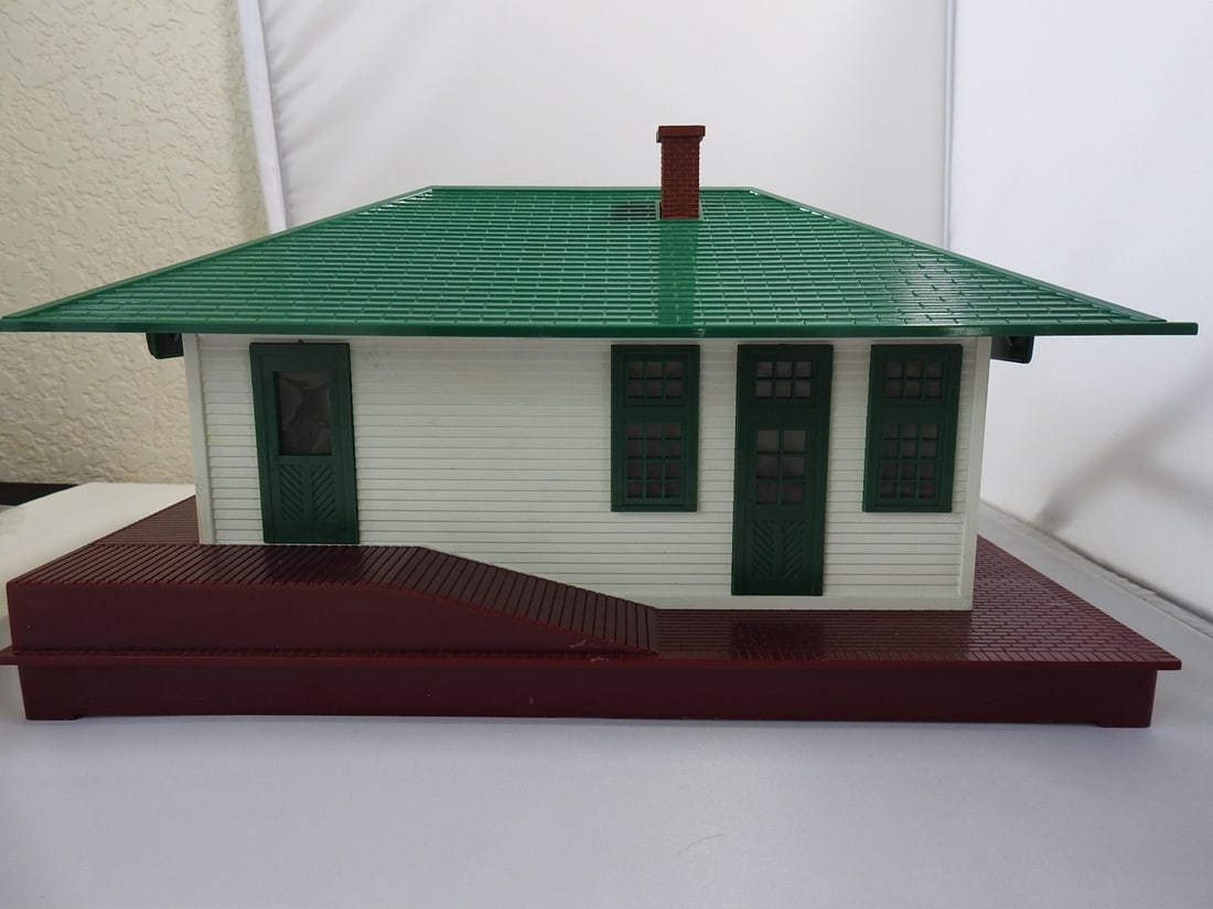 Lionel No. 132 Illuminated Station with Automatic Train Control - 3