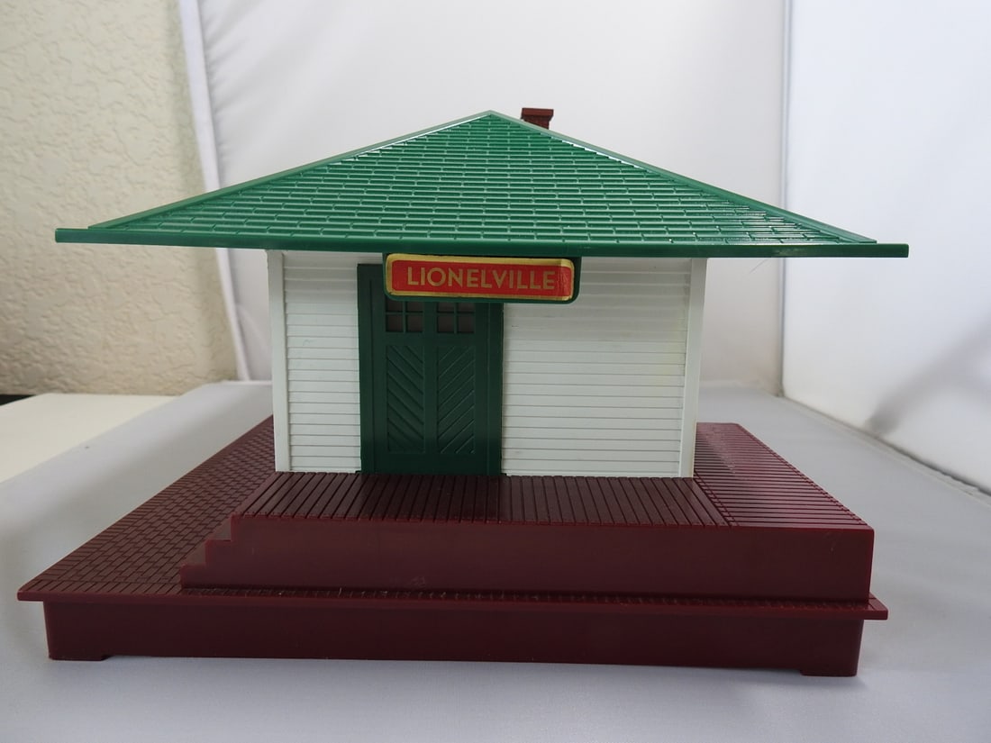Lionel No. 132 Illuminated Station with Automatic Train Control - 4