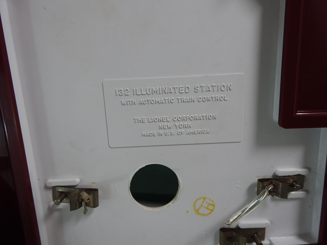Lionel No. 132 Illuminated Station with Automatic Train Control - 8