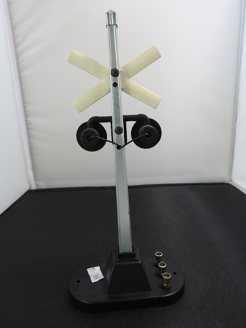 Lionel No. 154 Railroad Crossing Signal (1 of 2)