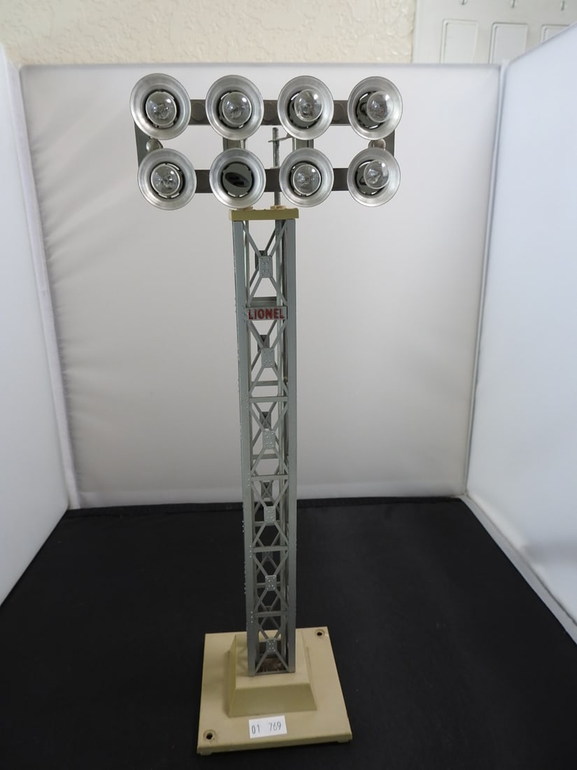 Mixed Lionel Accessory Lot with Crossing Signal, Milk Platform and Floodlight Tower - 2