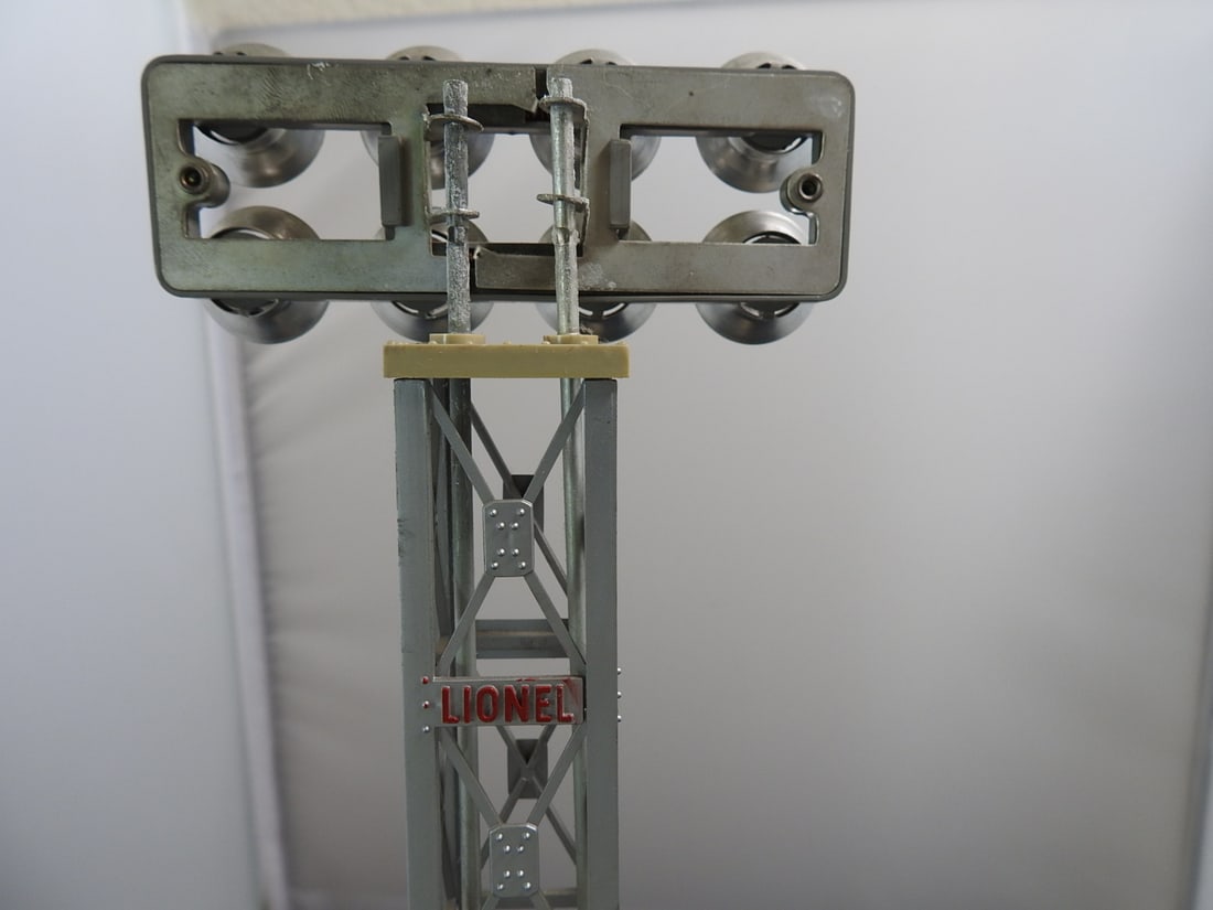 Mixed Lionel Accessory Lot with Crossing Signal, Milk Platform and Floodlight Tower - 4