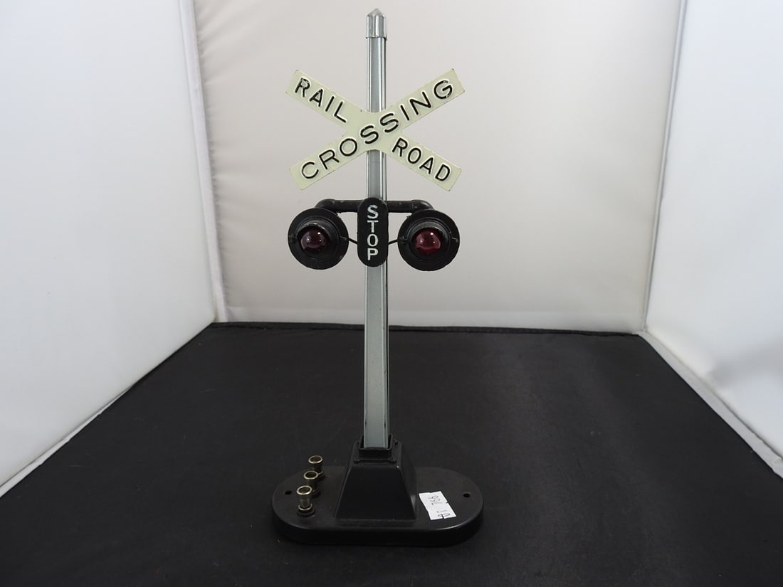 Mixed Lionel Accessory Lot with Crossing Signal, Milk Platform and Floodlight Tower (1 of 5)