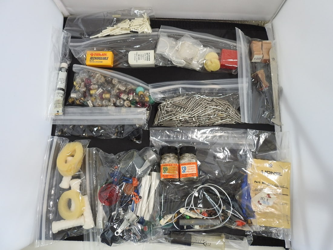 Miscellaneous Lionel Train Set Parts Lot: Miscellaneous Lionel train set accessory and parts lot, measured as packed. Mixed vintage model railroad components. Approx. 2.25 x 13 x 7.5 in.