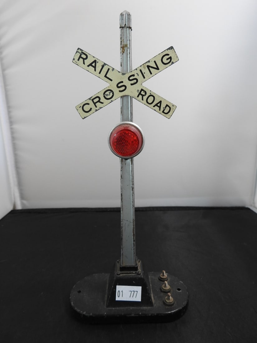 Lionel No. 154 Railroad Crossing Signal (1 of 3)
