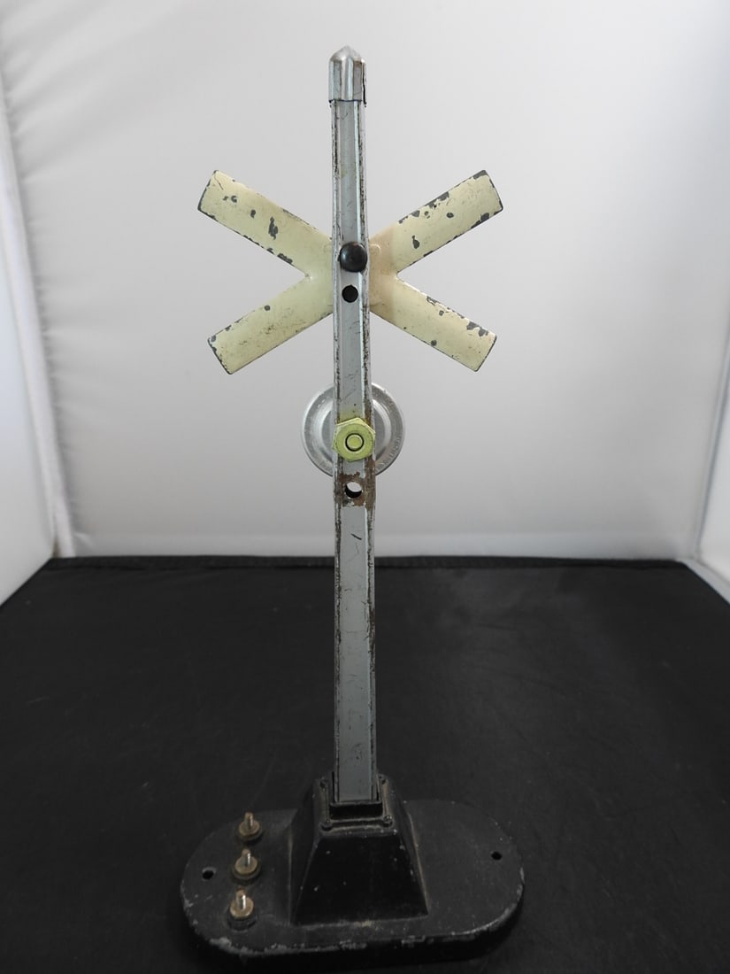 Lionel No. 154 Railroad Crossing Signal - 2