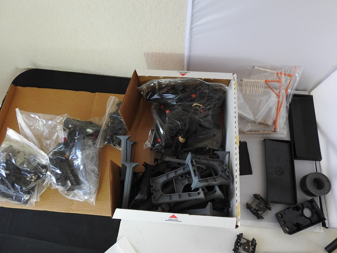 Miscellaneous Train Set Electronics and Parts Lot (1 of 9)