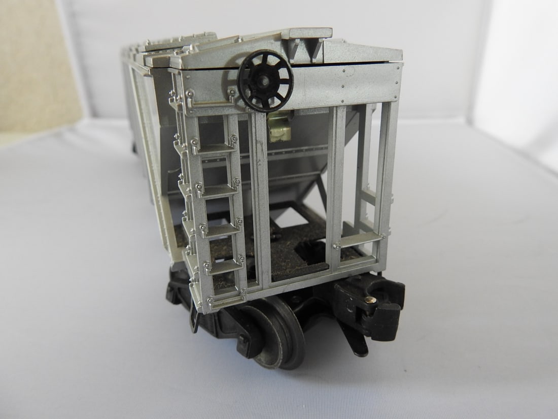 Lionel Alcoa Aluminum No. 34656 Covered Hopper Car - 4