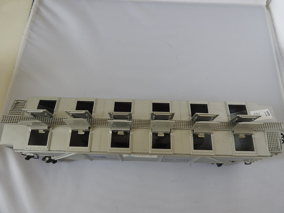 Lionel Alcoa Aluminum No. 34656 Covered Hopper Car - 6
