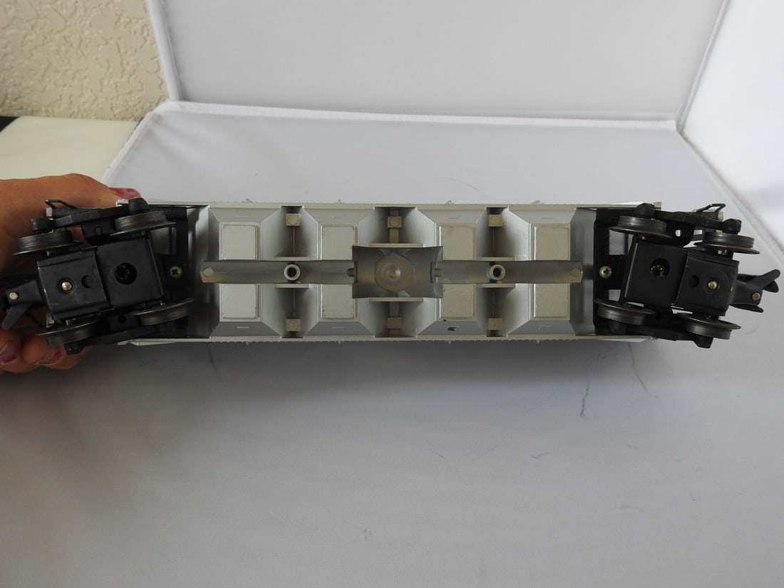 Lionel Alcoa Aluminum No. 34656 Covered Hopper Car - 8