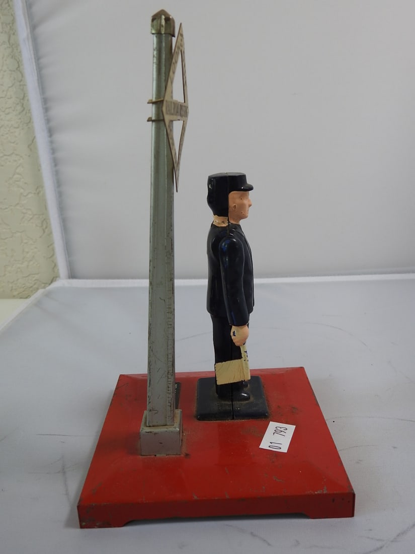 Lionel Flagman and Railroad Crossing Signal Accessory Lot: Lionel flagman and railroad crossing signal accessory lot with vintage metal/plastic construction. Postwar-era style Lionel train layout accessory, measured as packed. Approx. 7.25 x 4.25 x 4.25 in.