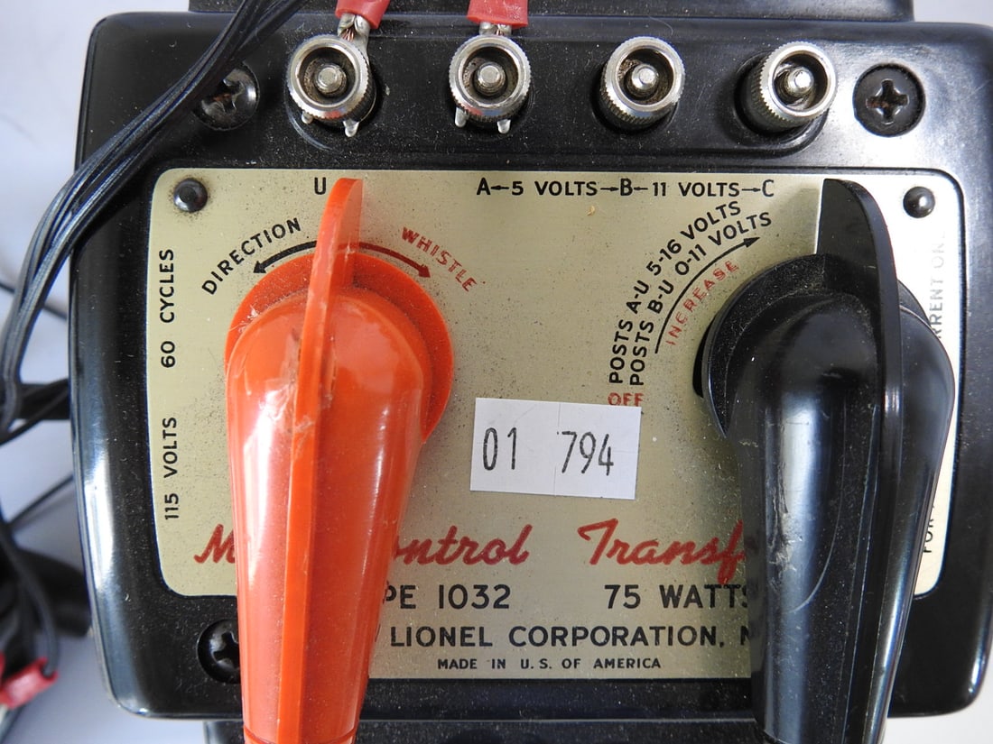 Lionel Type 1032 75-Watt Transformer with No. 90C Controller - 4