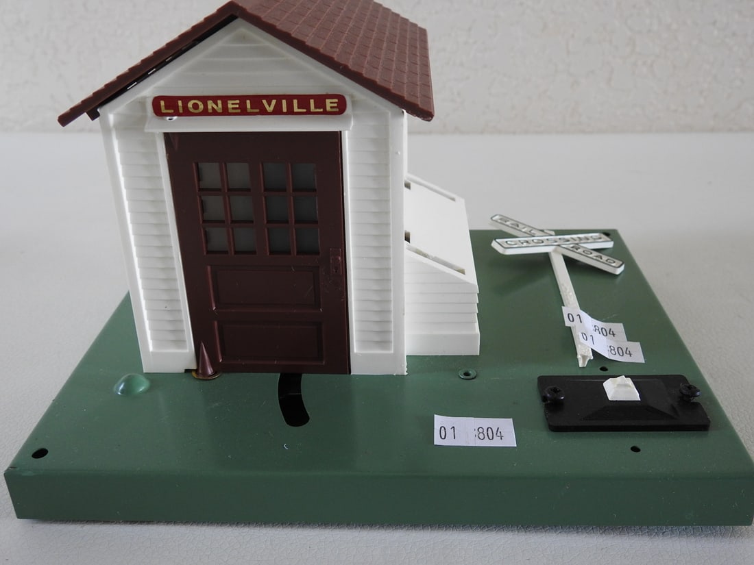 Lionel Automatic Flagman / Railroad Crossing Accessory - 2