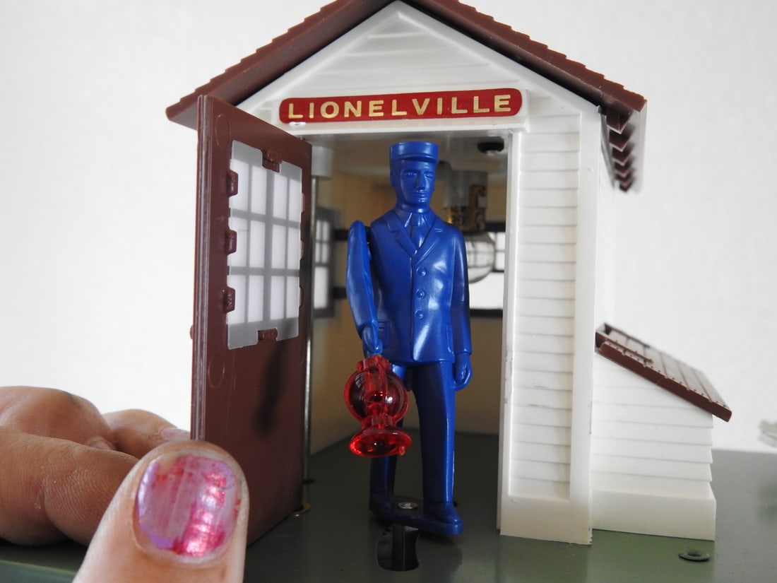 Lionel Automatic Flagman / Railroad Crossing Accessory - 8