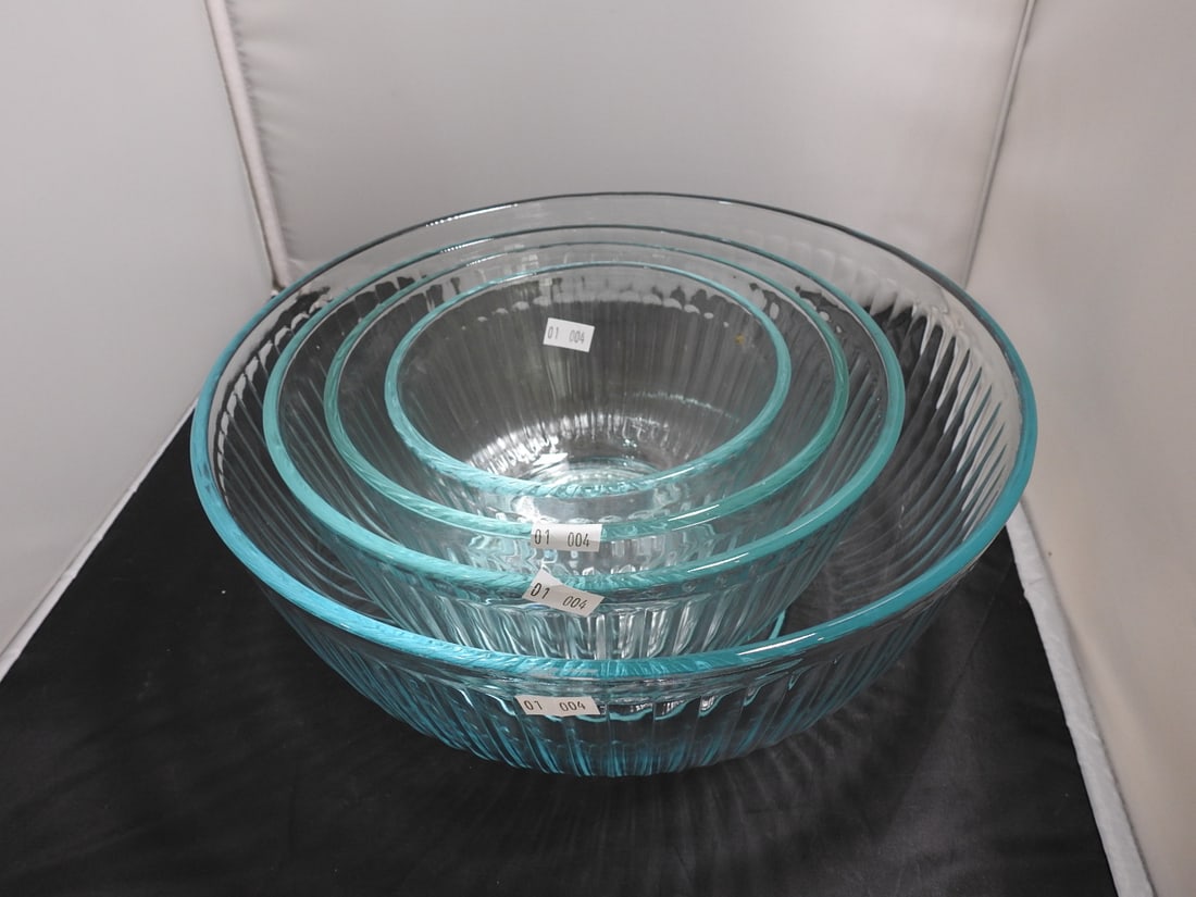 Pyrex Clear Glass Mixing / Baking Bowls, Set of 4: Set of 4 clear Pyrex glass mixing or baking bowls in graduated sizes. Measured as packed. Approx. 4.5 x 11.5 x 11.5 in.