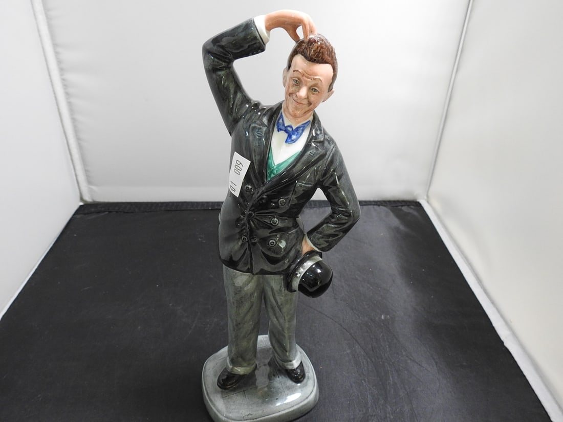 Royal Doulton Stan Laurel Character Figure HN2774: Royal Doulton character figure of Stan Laurel, model HN2774, copyright 1990. Approx. 10 x 4 x 3 in.