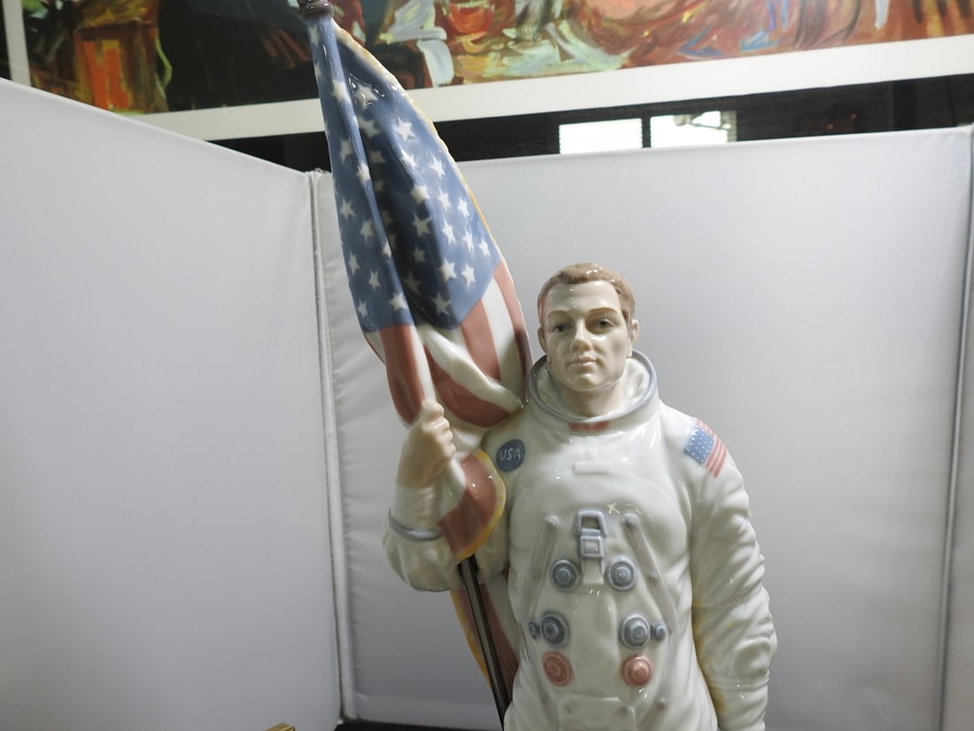 Lladro The Apollo Landing Astronaut Figure with Certificate - 2