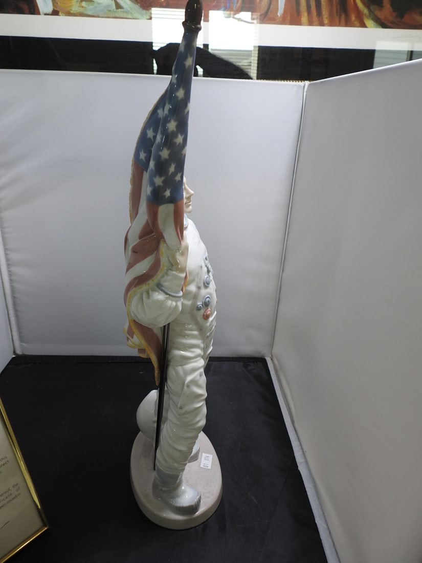 Lladro The Apollo Landing Astronaut Figure with Certificate - 7