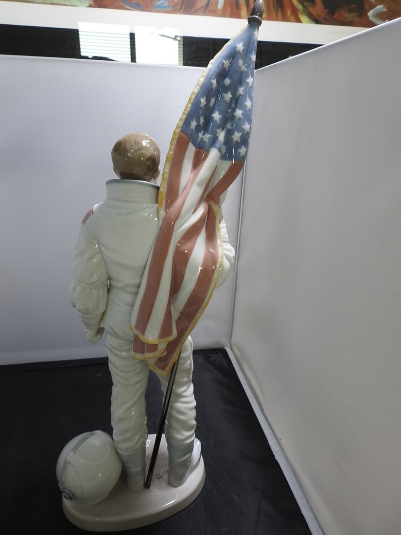 Lladro The Apollo Landing Astronaut Figure with Certificate - 8