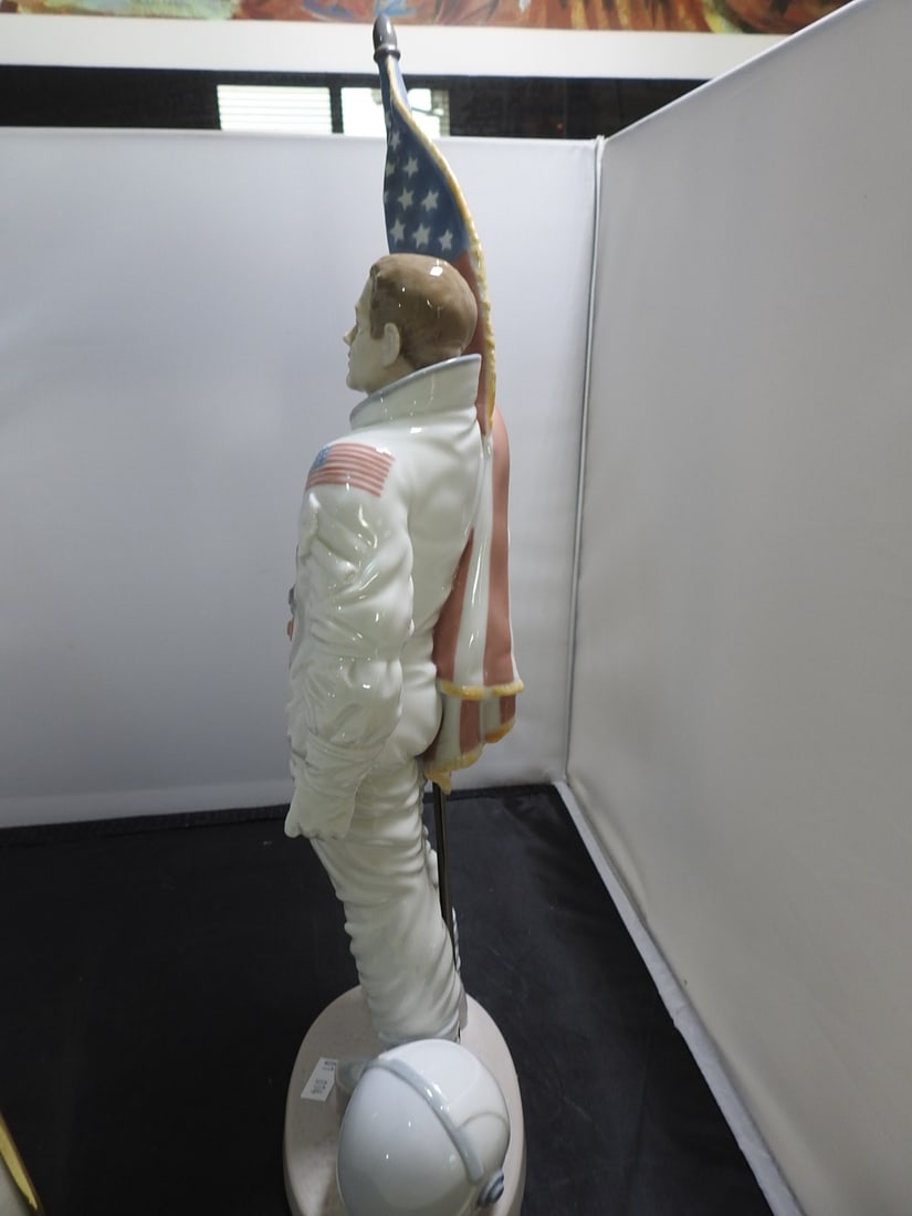 Lladro The Apollo Landing Astronaut Figure with Certificate - 9