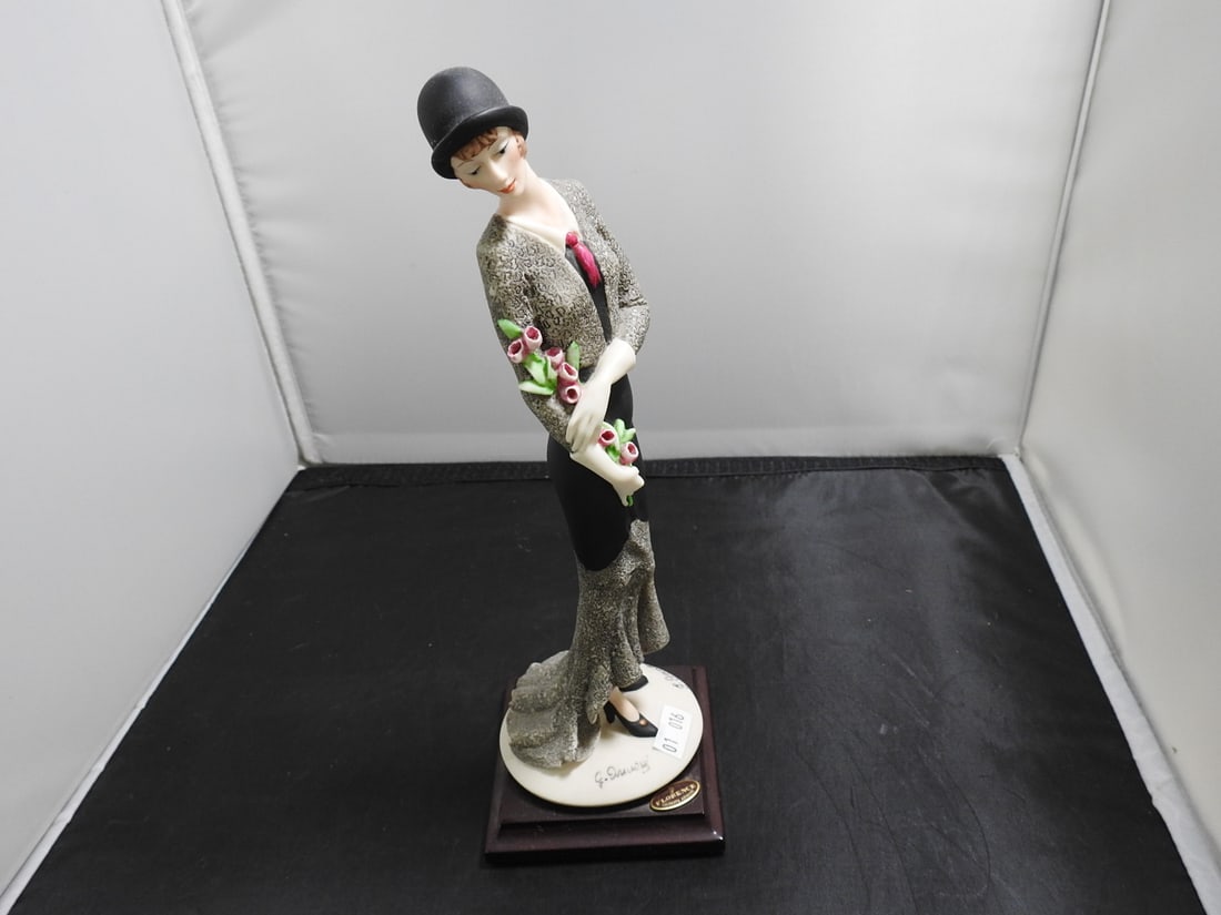 Giuseppe Armani Florence Figurine on Wood Base - 4
