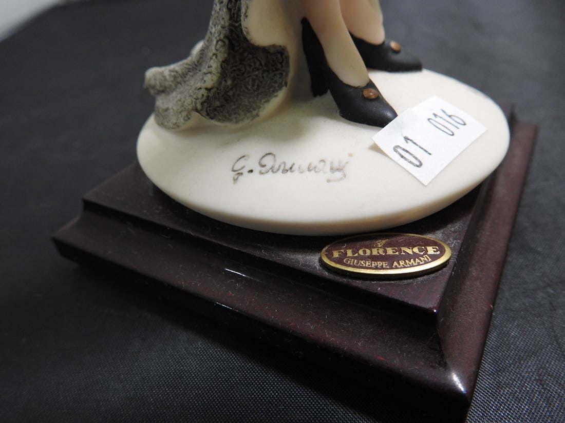 Giuseppe Armani Florence Figurine on Wood Base - 5