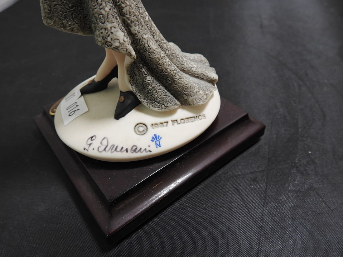 Giuseppe Armani Florence Figurine on Wood Base - 6