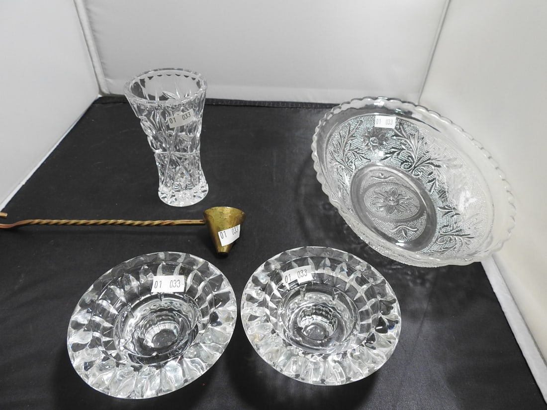 Mixed Crystal and Decorative Home Decor Lot: Mixed home decor lot including crystal and decorative glass pieces with small accent items. Measured as packed. Approx. 5 x 9.5 x 6.5 in.