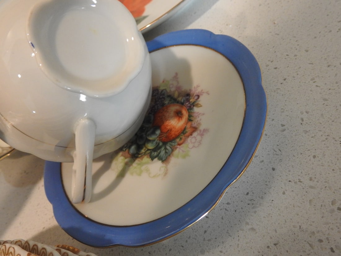 Large Mixed Porcelain and China Lot, 50 Pieces - 12