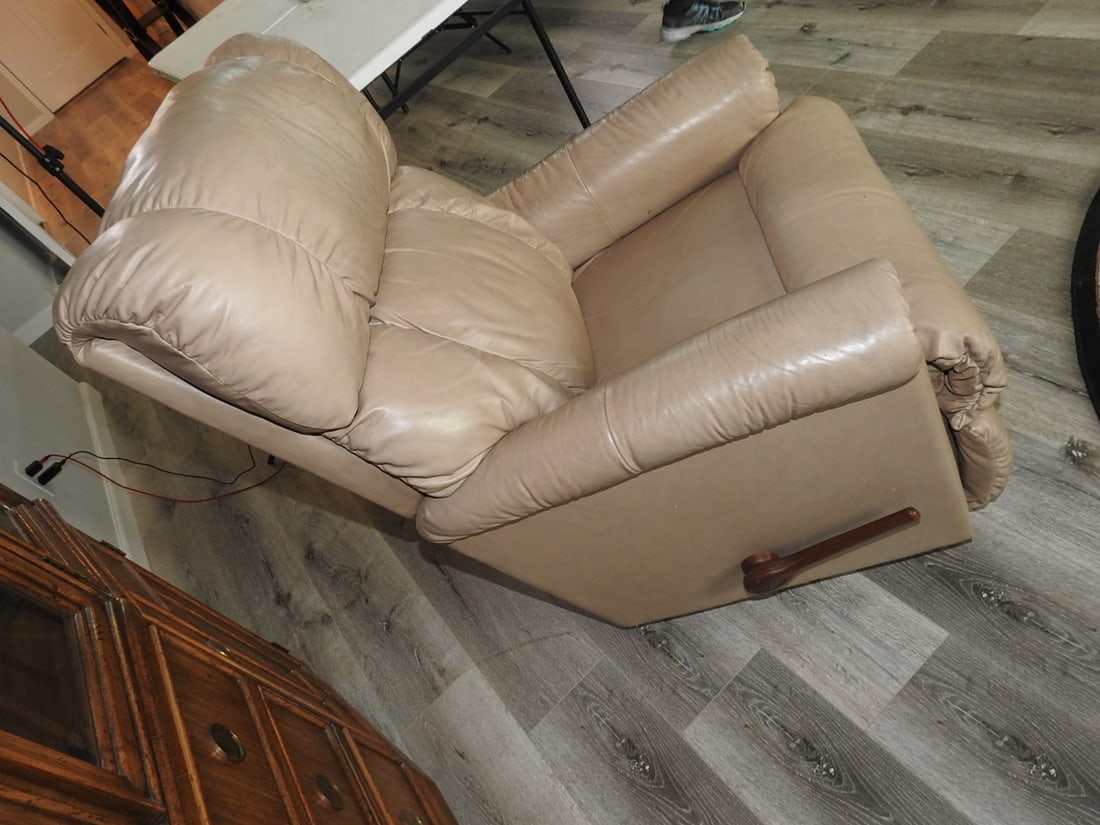 La-Z-Boy Upholstered Armchair - 3