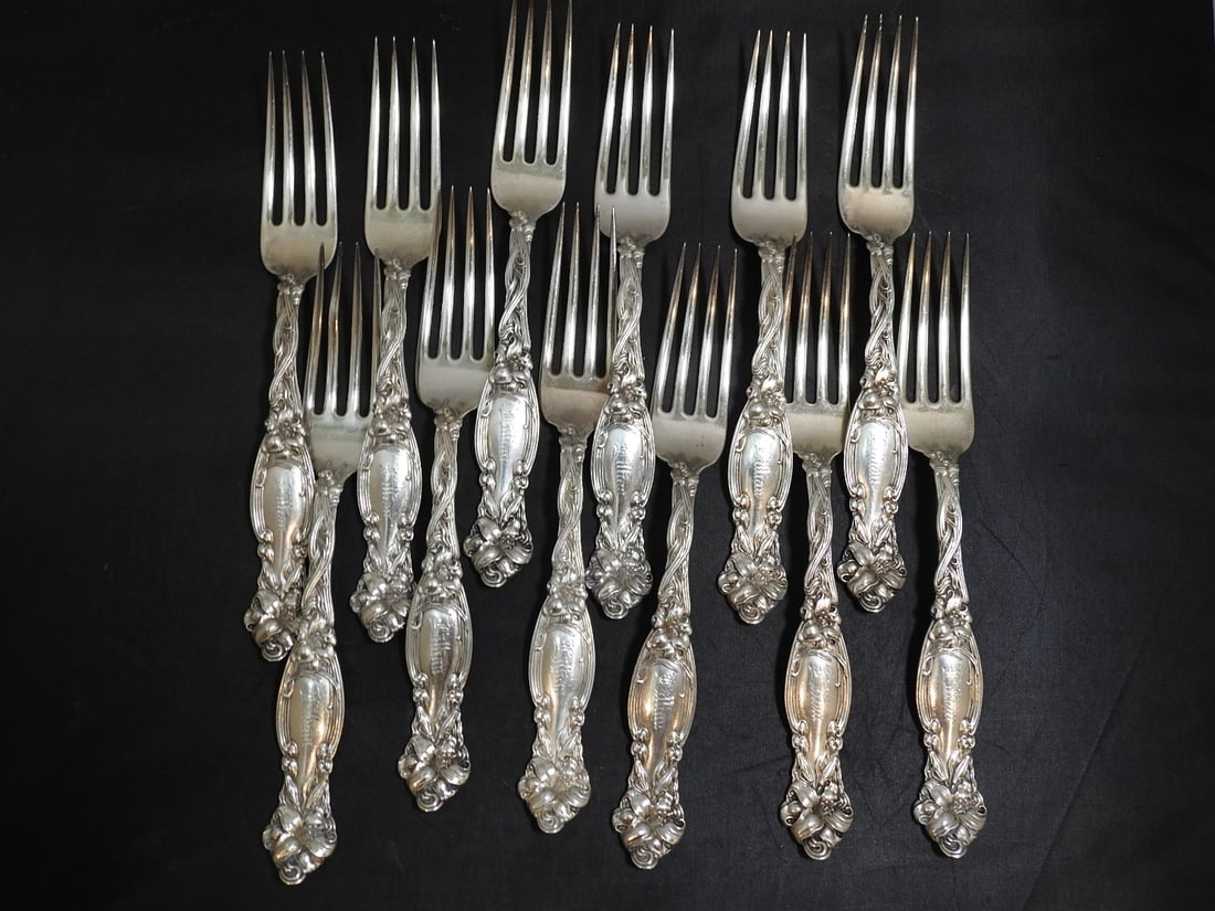 12-Piece International Silver Frontenac Sterling-Handled Knife Set: Set of 12 sterling-handled knives in the Frontenac pattern by International Silver. total weight at 729.85 grams / 25.74 troy oz. and notes plated blades. Approx. 3 x 10.5 x 3.5 in.