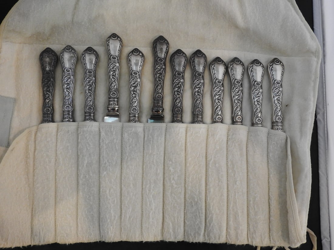 12-Piece Gorham Marguerite Sterling-Handled Knife Set: Set of 12 sterling-handled knives in the Marguerite pattern by Gorham Silver. total weight at 695.81 grams / 24.54 troy oz. and notes plated blades. Approx. 3 x 9.5 x 3.5 in.