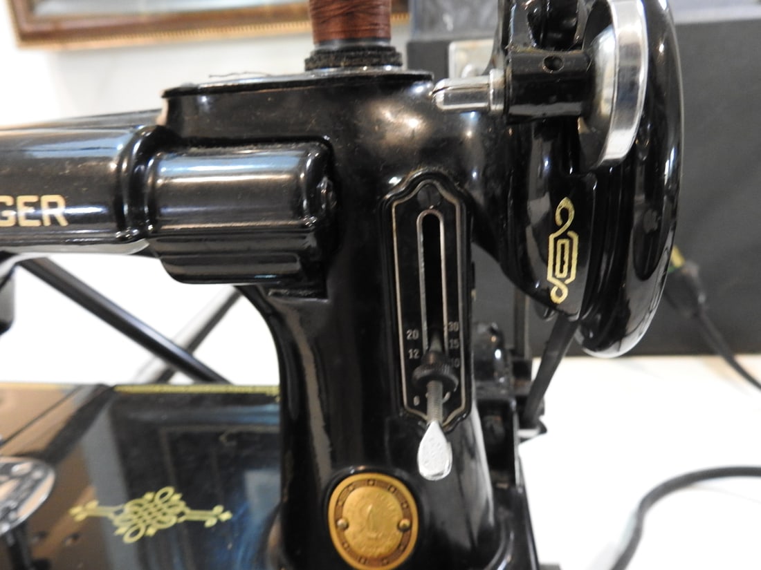 Singer Featherweight 221 Sewing Machine - 10
