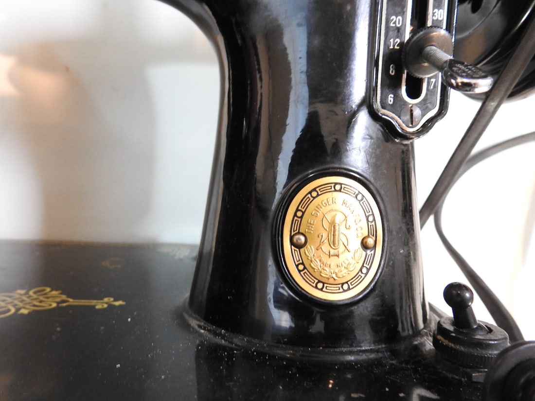 Singer Featherweight 221 Sewing Machine - 11