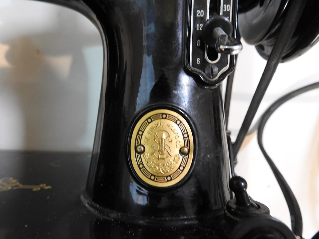 Singer Featherweight 221 Sewing Machine - 12