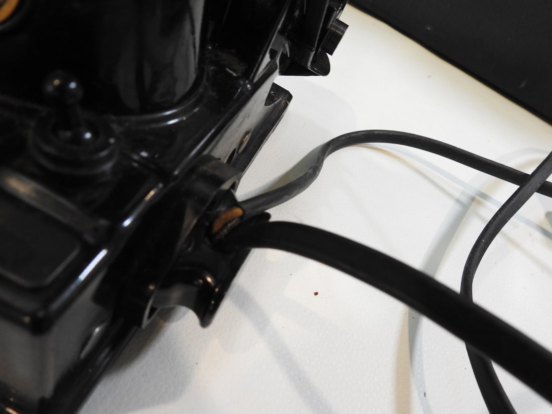 Singer Featherweight 221 Sewing Machine - 13