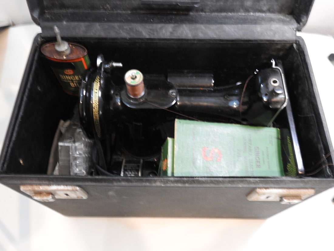 Singer Featherweight 221 Sewing Machine - 2