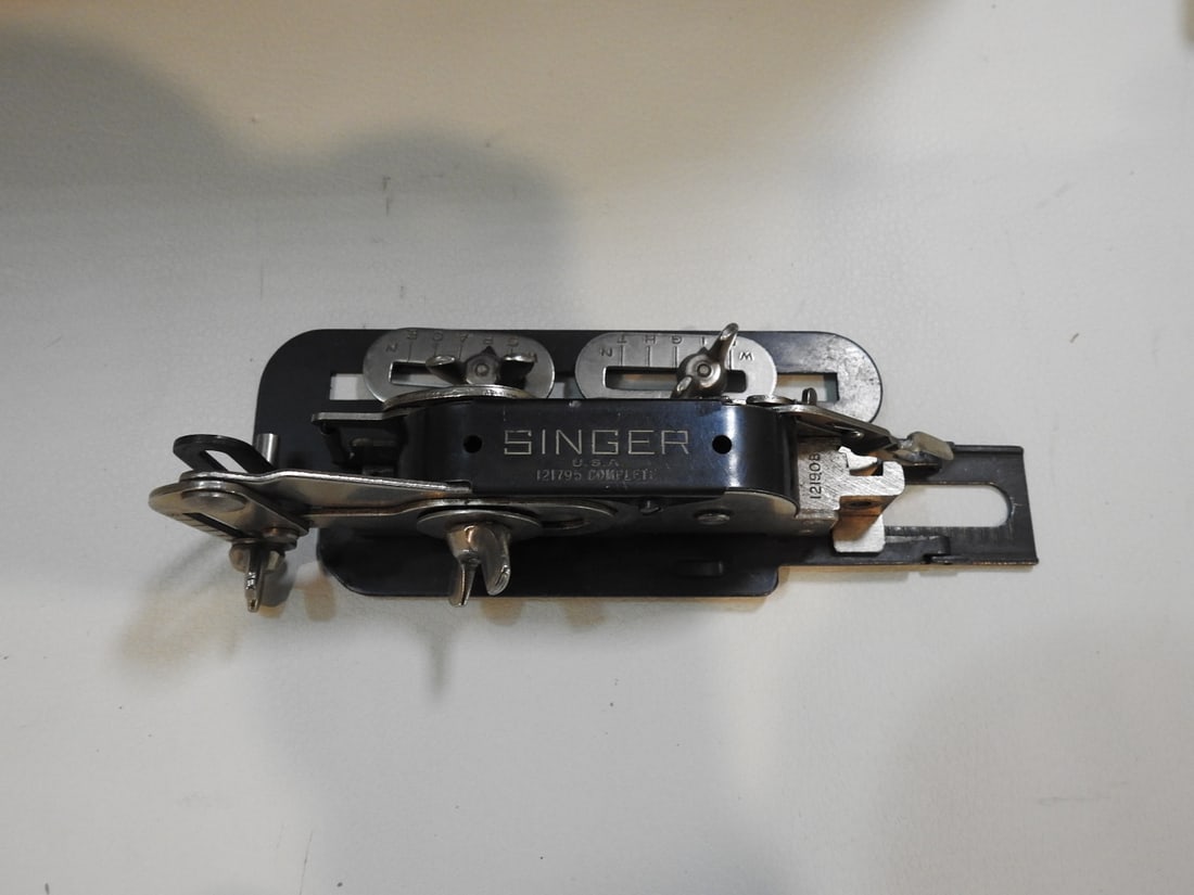 Singer Featherweight 221 Sewing Machine - 3