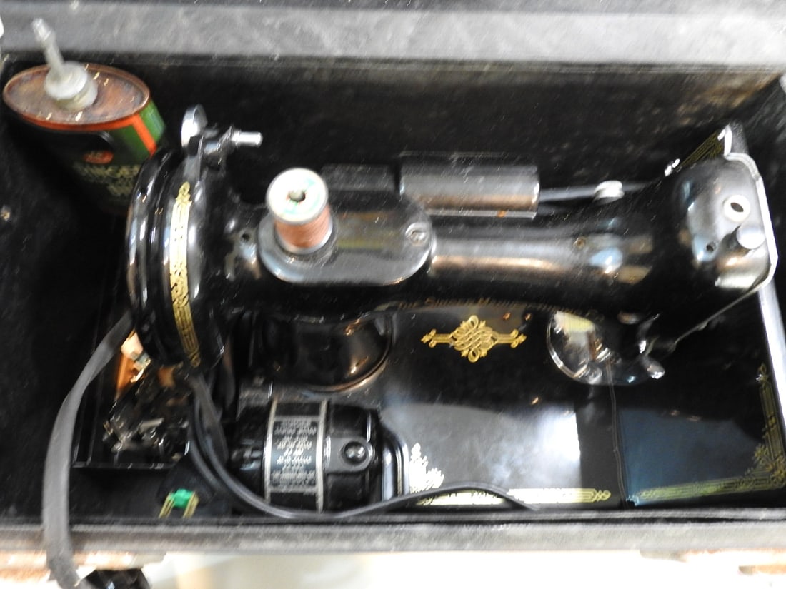 Singer Featherweight 221 Sewing Machine - 4