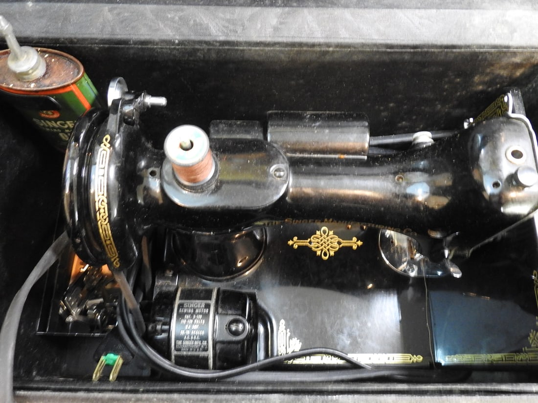 Singer Featherweight 221 Sewing Machine - 5