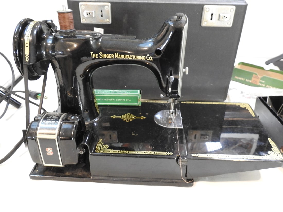 Singer Featherweight 221 Sewing Machine - 6