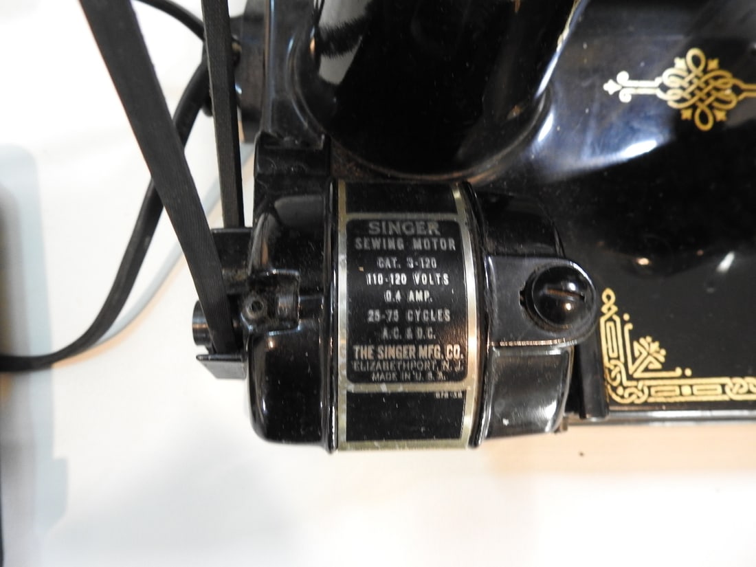 Singer Featherweight 221 Sewing Machine - 7