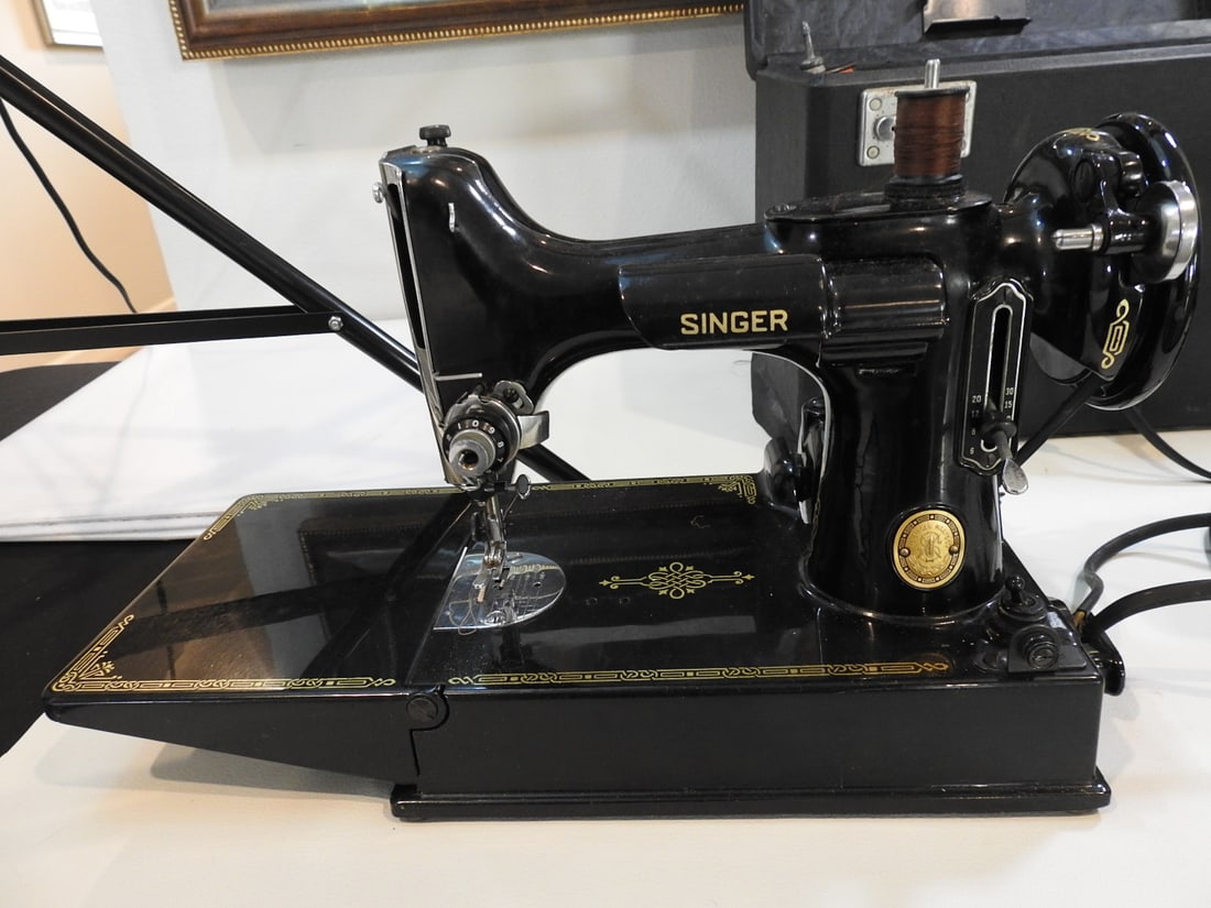 Singer Featherweight 221 Sewing Machine - 9