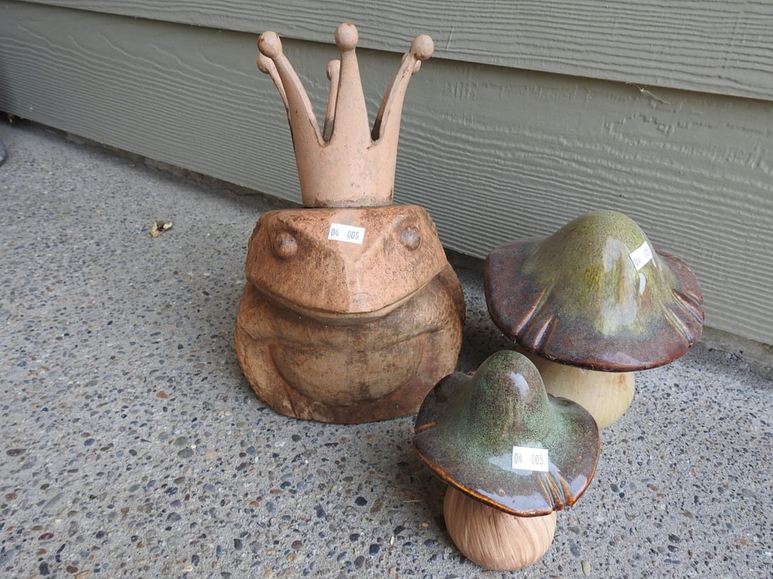 King Toad with Toadstools Garden Decor: Decorative king toad with toadstools garden decor; ceramic toadstool and metal king toad elements, measured as packed. Approx. 12 x 13.5 x 11 in.